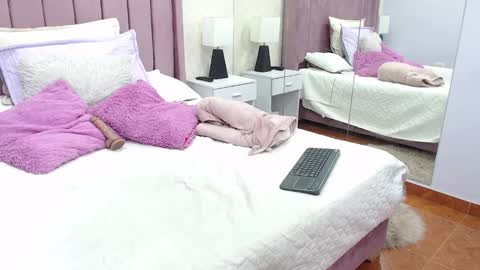 Anny online show from 10-31-25, 01:23