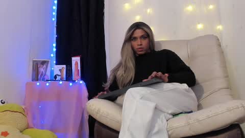 Snapshot of dorian_lev chatting on 01-04-25, 02:25 Nicolle online show from 01-04-25, 02:25