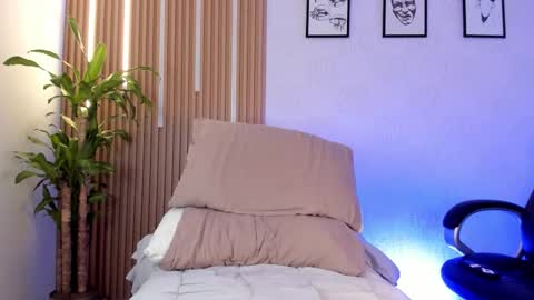 Snapshot of dorian_mystery chatting on 10-18-25, 08:20 dorian_mystery online show from 10-18-25, 08:20