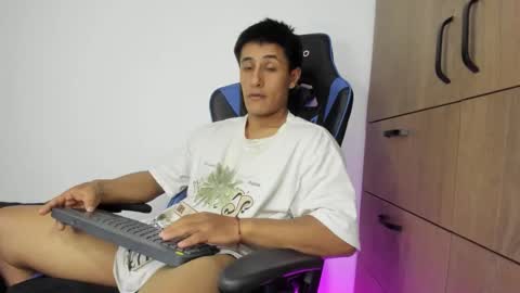 Snapshot of dorman_boy chatting on 11-12-25, 03:51 dorman_boy online show from 11-12-25, 03:51