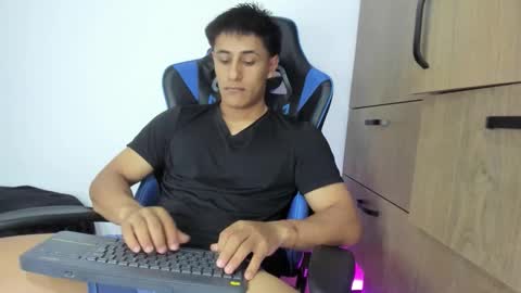 Snapshot of dorman_boy chatting on 11-25-25, 02:44 dorman_boy online show from 11-25-25, 02:44