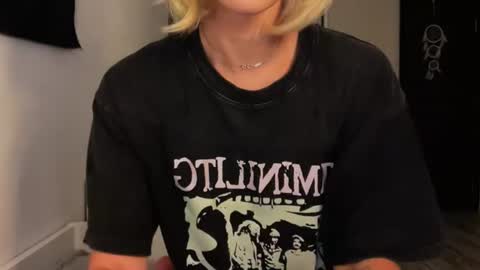 Snapshot of doublesees chatting on 06-20-26, 01:14 MOLLYYYY dont forget to give me a thumb up online show from 06-20-26, 01:14