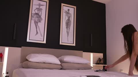 Snapshot of dovia chatting on 01-05-25, 02:30 . . online show from 01-05-25, 02:30