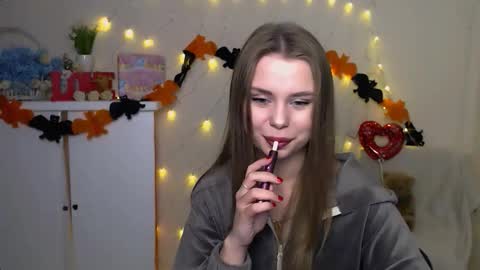 Snapshot of dream_mari chatting on 10-15-25, 06:13 Mari online show from 10-15-25, 06:13