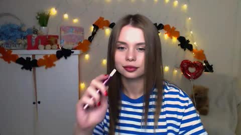 Snapshot of dream_mari chatting on 10-17-25, 05:32 Mari online show from 10-17-25, 05:32