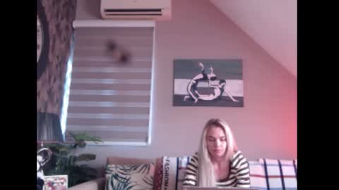 A girl online show from 11-28-25, 08:06