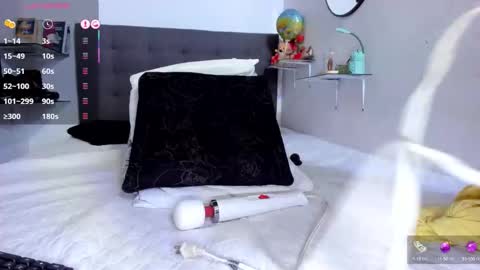 Dulce Maria online show from 10-18-25, 10:32