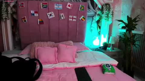 Snapshot of dulce_girls chatting on 06-29-26, 11:32 Dulce online show from 06-29-26, 11:32