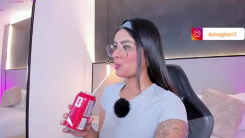 Snapshot of dulce_glow_ chatting on 06-19-26, 08:12 D U L C E online show from 06-19-26, 08:12