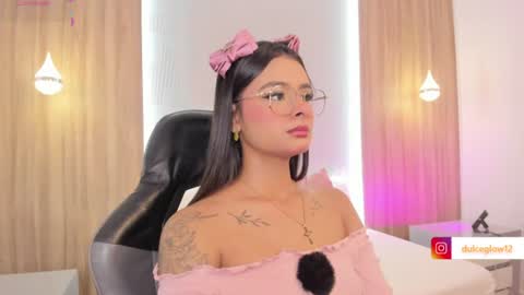 Snapshot of dulce_glow_ chatting on 06-27-26, 03:50 D U L C E online show from 06-27-26, 03:50