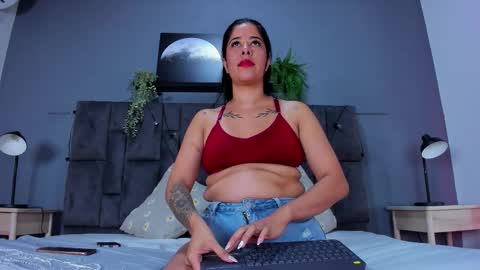 DULCE AURORA online show from 12-15-25, 01:32