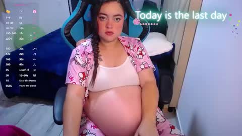 Snapshot of dumont_model chatting on 06-15-26, 04:53 Nicole online show from 06-15-26, 04:53
