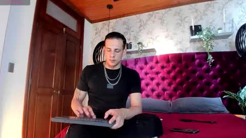 Snapshot of dustin_sonne chatting on 11-11-25, 04:01 Dustin Sonne online show from 11-11-25, 04:01