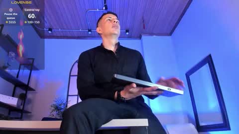 Snapshot of dustin_sonne chatting on 11-29-25, 04:04 Dustin Sonne online show from 11-29-25, 04:04