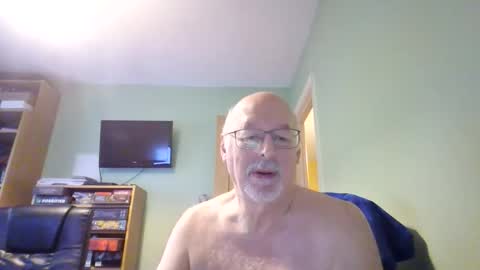 Snapshot of dutchunclejohn chatting on 11-19-25, 09:09 DutchUncleJohn online show from 11-19-25, 09:09