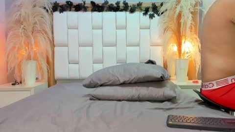 Snapshot of dylan_luxe chatting on 04-15-26, 02:40 Dylan online show from 04-15-26, 02:40