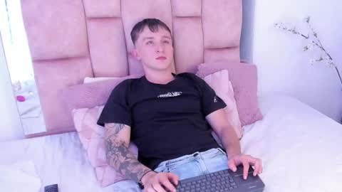 Snapshot of dylanwhite23 chatting on 02-25-25, 08:47 ---DYLAN--- online show from 02-25-25, 08:47