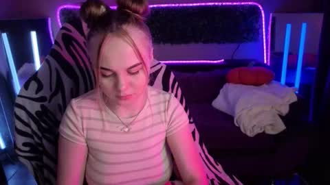 Snapshot of dyna_bae chatting on 11-10-25, 01:48 Dyna online show from 11-10-25, 01:48