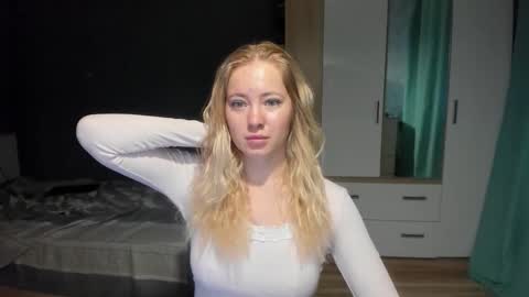 Snapshot of e___lisa chatting on 12-18-25, 08:20 fansly - yourbestbaby online show from 12-18-25, 08:20