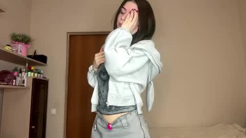 Snapshot of earthadobb chatting on 04-25-26, 07:33 Emma online show from 04-25-26, 07:33