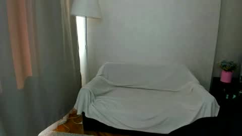 Snapshot of earthadobb chatting on 06-18-26, 06:35 Emma online show from 06-18-26, 06:35