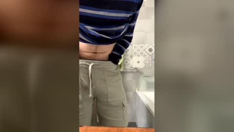 Snapshot of easyfrenchguy chatting on 05-18-26, 12:00 French Guy online show from 05-18-26, 12:00