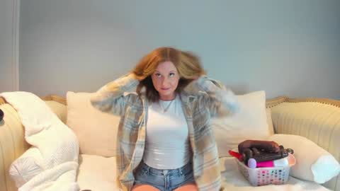 Snapshot of eatmygingersnapps chatting on 10-14-25, 03:13 Allison online show from 10-14-25, 03:13