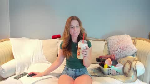 Snapshot of eatmygingersnapps chatting on 12-19-25, 04:25 Allison online show from 12-19-25, 04:25