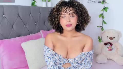 Snapshot of ebony_curly2 chatting on 02-16-25, 10:43 isa online show from 02-16-25, 10:43