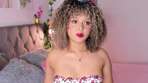 Snapshot of ebony_curly2 chatting on 10-26-25, 12:05 isa online show from 10-26-25, 12:05