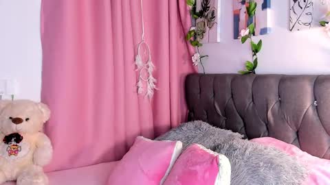 Snapshot of ebony_curly2 chatting on 11-17-25, 11:54 isa online show from 11-17-25, 11:54