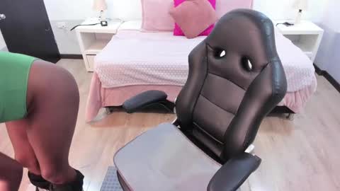 ebony_fantasy2 online show from 09-18-25, 12:18