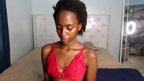 Snapshot of ebonypetitequeen chatting on 07-05-26, 11:01 Maya online show from 07-05-26, 11:01