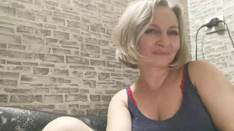 Snapshot of edithmanning chatting on 02-14-25, 04:31 edithmanning online show from 02-14-25, 04:31