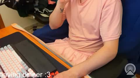 Snapshot of edwarh_01 chatting on 02-07-26, 10:13 Alex online show from 02-07-26, 10:13