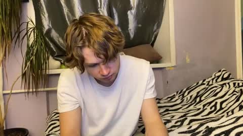 Snapshot of eitanhere chatting on 10-22-25, 04:07 Eitan online show from 10-22-25, 04:07