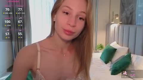 Snapshot of el1s_evans chatting on 10-08-25, 08:01 please read my bio there is information about private shows and about my personality online show from 10-08-25, 08:01