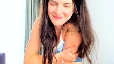 Snapshot of elaanna chatting on 01-12-25, 12:23 Ela online show from 01-12-25, 12:23