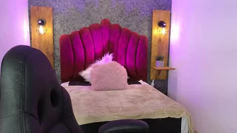 Snapshot of elaia_muller chatting on 11-21-25, 03:27 Elaia online show from 11-21-25, 03:27