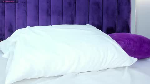 Snapshot of elaradusk chatting on 10-24-25, 05:37 Ela online show from 10-24-25, 05:37