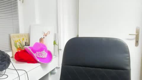 Snapshot of elararossy chatting on 12-18-25, 06:25 elararossy online show from 12-18-25, 06:25