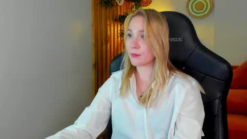 elaravoltage online show from 04-21-26, 07:39