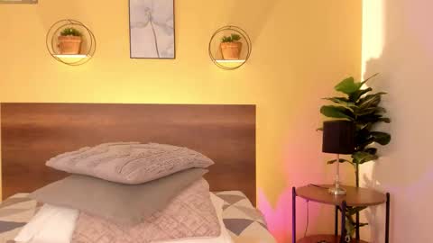 Snapshot of elawalker1 chatting on 10-20-25, 08:53 Ela online show from 10-20-25, 08:53