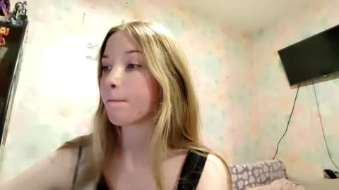 Snapshot of elaynecinco chatting on 02-13-26, 11:06 MIa online show from 02-13-26, 11:06