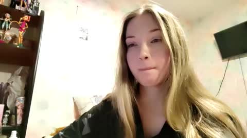 Snapshot of elaynecinco chatting on 02-16-26, 02:35 MIa online show from 02-16-26, 02:35