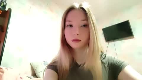 Snapshot of elaynecinco chatting on 03-03-26, 08:09 MIa online show from 03-03-26, 08:09