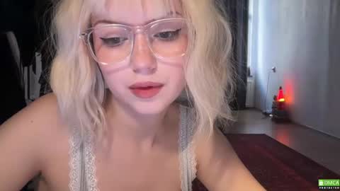 Snapshot of electric_woman chatting on 07-17-26, 01:29 Aleksa online show from 07-17-26, 01:29