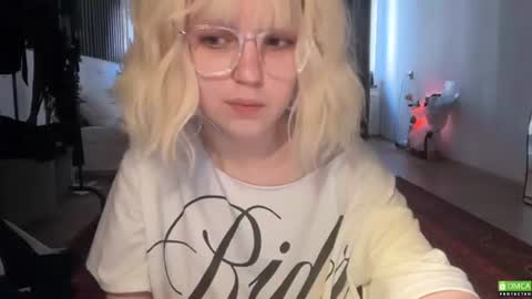 Snapshot of electric_woman chatting on 07-19-26, 02:10 Aleksa online show from 07-19-26, 02:10