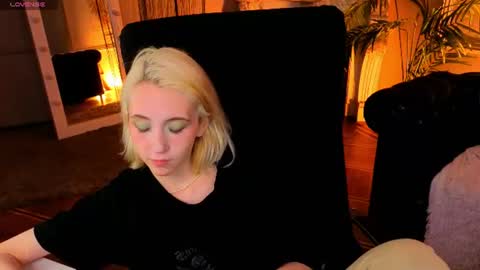 Snapshot of elen__moore chatting on 06-22-26, 05:15 Elen online show from 06-22-26, 05:15