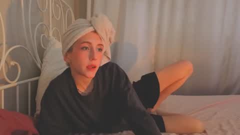 Snapshot of elen__moore chatting on 07-12-26, 05:42 Elen online show from 07-12-26, 05:42
